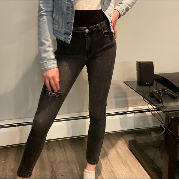 🎉2/25🎉 Black skinny jeans! - Picture 3 of 4